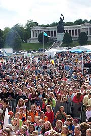 Vor der Bühne beim Happy Family 2005 (Foto: Martin Schmitz)